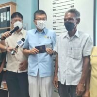 Der Gouverneur von Nakhon Sawan, Chayan Sirimas, Mitte, überreicht Ong-art Boonyarit (zweiter von rechts) am Dienstagmorgen einen neuen Personalausweis