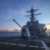 Der Lenkflugkörper-Zerstörer der Arleigh Burke Klasse USS Benfold (DDG 65), der im Operationsgebiet der 7. US-Flotte eingesetzt wird, führt laufende Operationen im Südchinesischen Meer durch