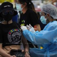 Die Covid-19 Impfung wird an der Bang Sue Grand Station in Bangkok fortgesetzt