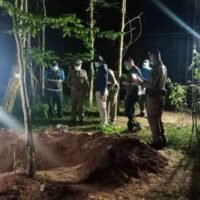 Die Polizei am freigelegten Grab fand am Donnerstagabend die Leichen eines Mannes und einer Frau im Bezirk Chok Chai, Nakhon Ratchasima