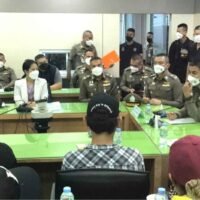 Die Polizei erörtert im Mai den Fall des Kinderhandels in der Provinz Surat Thani