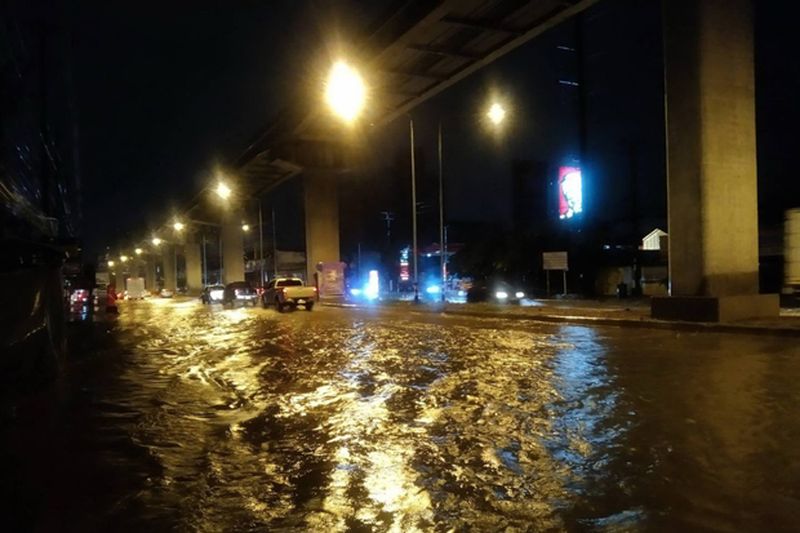 Die Sukhumvit Road in Samut Prakan ist nach einem Regenguss am Mittwochabend überflutet. Die Sukhumvit Road in Samut Prakan ist nach einem Regenguss am Mittwochabend überflutet.