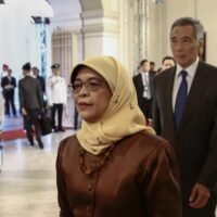 Die gewählte Präsidentin Halimah Yacob (Mitte), Singapurs Premierminister Lee Hsien Loong (zweiter von rechts) und Chief Justice Sundaresh Menon betreten den Prunksaal
