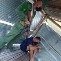 Ein Foto, das den berühmten Kampfchoreografen Ramai „Danny“ Moriphan zeigt, der von einem Offizier der United Wa State Army (UWSA) mit vorgehaltener Waffe festgehalten wird