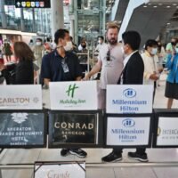 Ein Mann spricht mit Hotel-Concierges am internationalen Flughafen Suvarnabhumi in Bangkok. Das Tourismusministerium plant, Hotelbetreiber aufzufordern, eine duale Tarifstruktur einzuführen