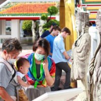 Ein südkoreanisches Ehepaar hat am Freitag im Wat Phra Chetuphon Wimon Mangkhalaram oder im „Tempel des liegenden Buddha“ im Distrikt Phra Nakhon Tempelanweisungen und Etikette gelesen