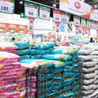 Eine Vielzahl von Reisprodukten wird in einem Makro Geschäft gelagert. Makro startete bis zum 6. September einen Verkauf von mehr als 5.000 Artikeln, um die Lebenshaltungskosten zu senken.
