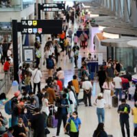 Flugreisende kommen am Freitag am Flughafen Suvarnabhumi an, dem ersten Tag, an dem Thailand den Thailand Pass und die Krankenversicherungsanforderungen für sie fallen ließ