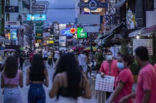 Fußgänger auf der Khao San Road am Samstag. Die Ankunft ausländischer Touristen in Thailand wird mit der Aufhebung der Beschränkungen aus der Pandemiezeit die offiziellen Prognosen übertreffen