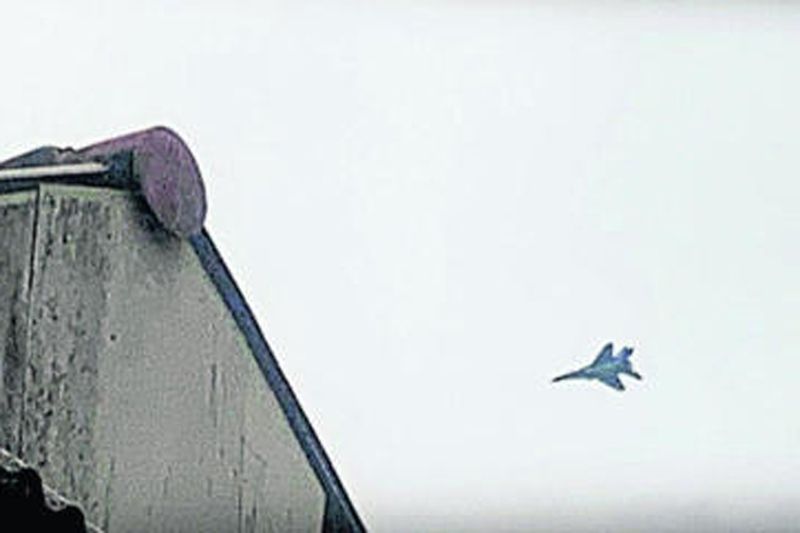Gefährliche Zeiten - Ein Screenshot vom 30. Juni zeigt ein myanmarisches MiG-29-Kampfflugzeug, das in den thailändischen Luftraum eindringt.-