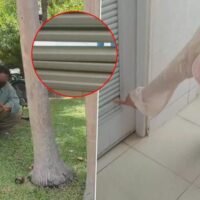 Gute Bürger helfen dabei, einen Spanner festzuhalten, der behauptet, einen Freund gesucht zu haben