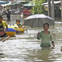 Heftige Regenfälle verursachen Überschwemmungen auf den Straßen von Bangkok