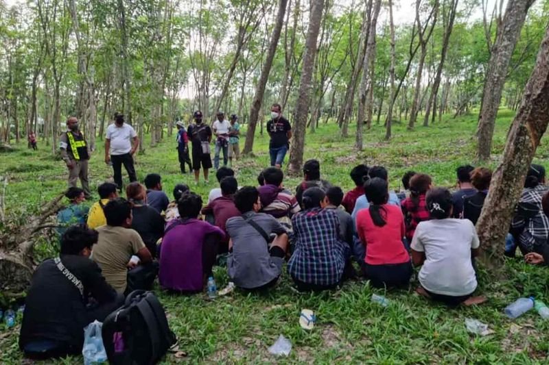 Illegale Migranten aus Myanmar wurden letzten Monat auf einer Kautschukplantage im Bezirk Ron Phibul in Nakhon Si Thammarat festgenommen