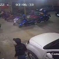 In Sri Racha finden mehrere Motorraddiebstähle statt, die Opfer bitten die Polizei, die Verdächtigen zu finden