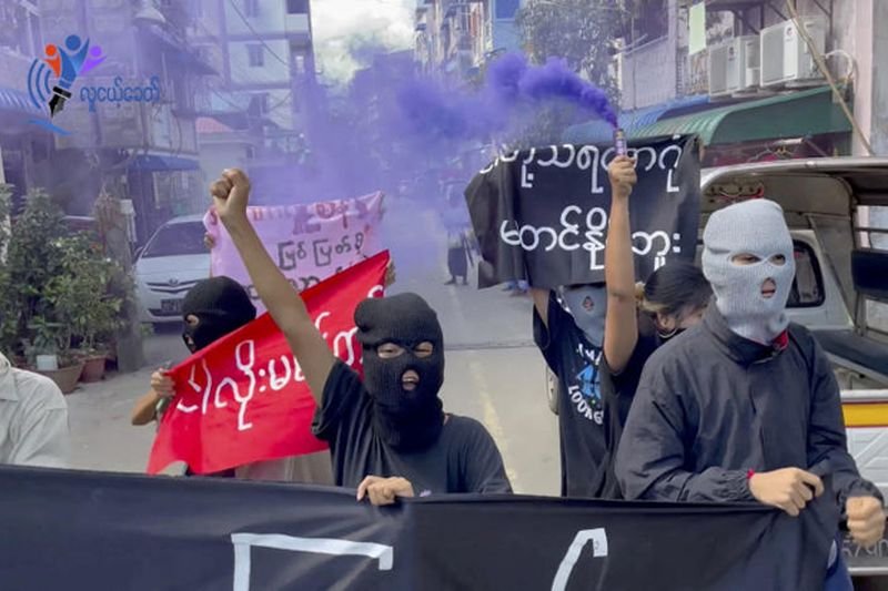 Menschen protestieren nach den Hinrichtungen in Yangon am Montag in diesem Screenshot, der aus einem Social-Media Video stammt