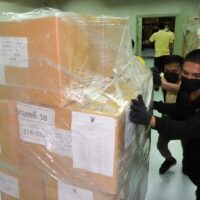 Mitarbeiter bringen beschlagnahmte Betäubungsmittel aus einer Lagereinheit der Food and Drug Administration, um sie zu inspizieren, bevor sie im Industriegebiet Bang Pu von Samut Prakan verbrannt werden.