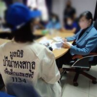 Opfer von Callcenter-Verbrechen im Wert von 76 Millionen Baht bitten die Aktivistin Paweena Hongsakul um Hilfe