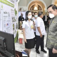 Premierminister Prayuth Chan o-cha, rechts, hört sich letzten Monat im Government House eine Präsentation über die medizinische Verwendung von Cannabis an