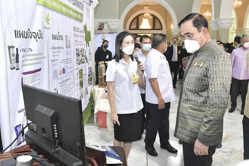 Premierminister Prayuth Chan o-cha, rechts, hört sich letzten Monat im Government House eine Präsentation über die medizinische Verwendung von Cannabis an