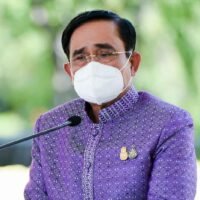 Premierminister Prayuth Chan o-cha spricht am Montag vor Reportern im Government House