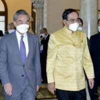Premierminister Prayuth Chan o-cha und der chinesische Außenminister Wang Yi (links) verlassen nach Gesprächen über eine Vielzahl von Themen das Regierungsgebäude.