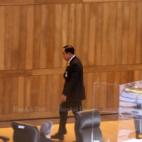 Premierminister Prayuth Chan o-cha verlässt am Freitag den Parlamentssaal, nachdem er den Haushalt des Verteidigungsministeriums verteidigt hat