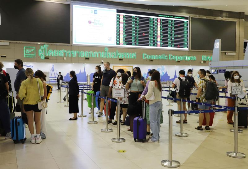 Reisende stehen während der Songkran Feiertage Schlange, um bei den Transportunternehmen am Don Mueang International Airport einzuchecken_02
