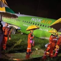 Rettungskräfte und Sanitäter helfen Passagieren, ein Nok Air Flugzeug zu verlassen, nachdem es am Samstag am Flughafen Mae Fah Luang in Chiang Rai von der Landebahn gerutscht war