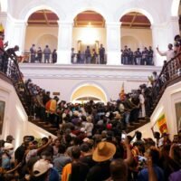 Stunden nachdem Gotabaya Rajapaksa am Samstag in Colombo geflohen war, versammelten sich Demonstranten in der offiziellen Residenz des srilankischen Präsidenten.