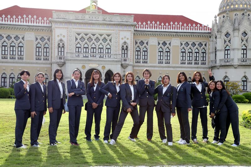 Thailändische Volleyballspielerinnen posieren am Dienstag vor einem Empfang für die Athleten der SEA Games im Government House.
