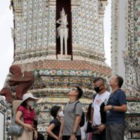Touristen bestaunen die hohen Stupas im Inneren des Wat Arun Ratchawararam (der Tempel der Morgenröte), der am langen Wochenende von Besuchern nur so wimmelte.