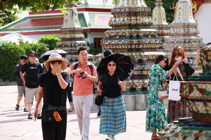 Touristen besuchen am 1. Juli 2022 den Wat Phra Chetuphon, besser bekannt als Wat Pho