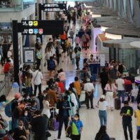 Touristen drängen sich in der Ankunftshalle des Flughafens Suvarnabhumi, der in den letzten Monaten viele Reisende gesehen hat.