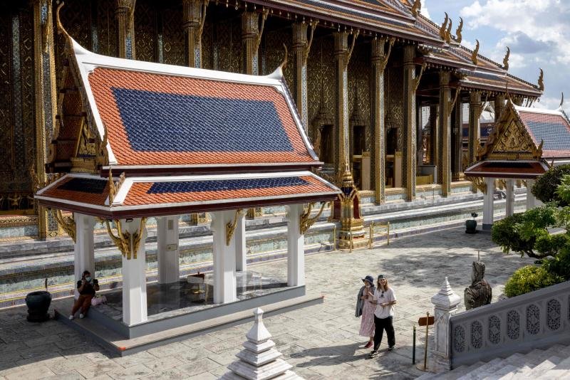 Touristen gehen am 18. Juli 2022 auf dem Gelände des Großen Palastes um die Außenseite des Tempels des Smaragd-Buddha herum Touristen gehen am 18. Juli 2022 auf dem Gelände des Großen Palastes um die Außenseite des Tempels des Smaragd-Buddha herum
