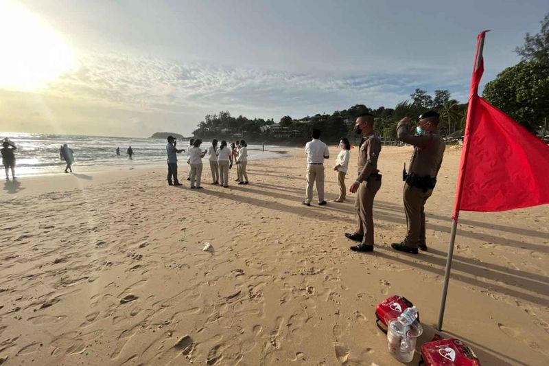 Touristenpolizei und Hotelangestellte am Strand von Kata Noi, wo am Donnerstagabend zwei Touristen ertranken.