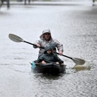 Vom Regen angeschwollene Flüsse ergossen schlammbraunes Wasser über Teile von Sydney, überschwemmten Häuser und Straßen und zwangen Tausende zur Flucht.