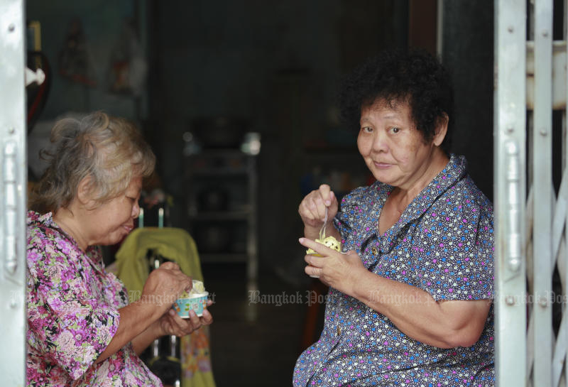 Zwei Senioren genießen am 7. Juli 2022 in der Samphraeng-Gemeinde im Distrikt Phra Nakhon in Bangkok ein Eis