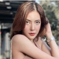 Das Bild von Frau Suchata wurde ebenfalls geteilt, das eine Veränderung des Aussehens nach einer Reihe von Schönheitsoperationen zeigt