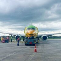 Das Flugzeug von Nok Air wird am Donnerstag (4. August) von der Landebahn des Flughafens Chiang Rai in der Provinz Chiang Rai entfernt