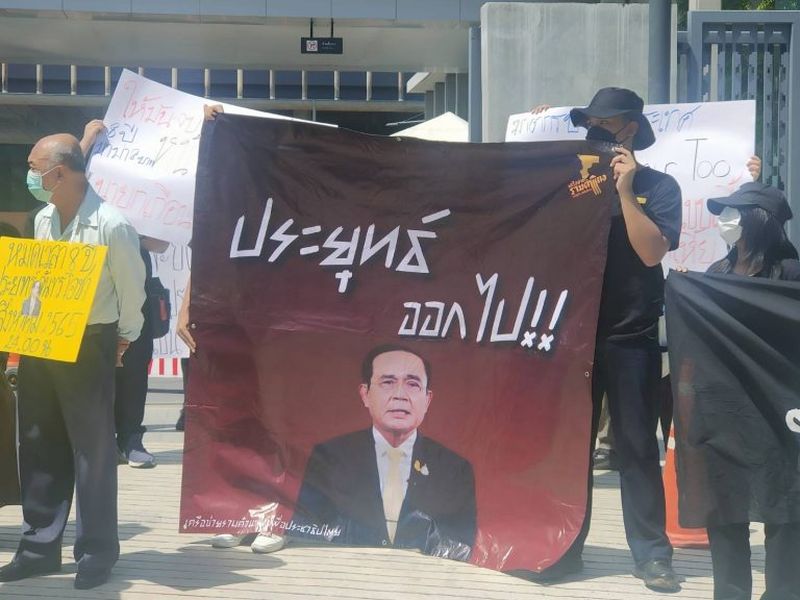 Demonstranten mit einem Plakat mit der Aufschrift „Prayuth raus“ während einer Demonstration am heutigen Tag vor dem Regierungsgebäude.
