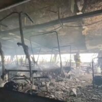 Der vom Feuer zerstörte dritte Stock des Gebäudes und die Überreste verbrannter Golfkarren im Summit Wind Mill Golf Club im Bezirk Bang Phli Yai von Samut Prakan am Mittwochmorgen