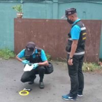 Die forensische Polizei hält am frühen Montag vor einem Pub im Muang Distrikt von Phuket Details am Tatort der tödlichen Schießerei fest.