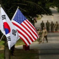 Die südkoreanische und die amerikanische Flagge wehen nebeneinander in Yongin, Südkorea, 23. August 2016. Bild aufgenommen am 23. August 2016.