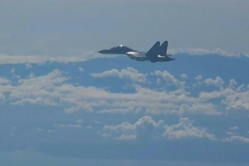 Dieser Screenshot aus einem vom chinesischen Staatssender veröffentlichten Video zeigt einen chinesischen Militärjet, der am Freitag im Rahmen von Militärübungen in der Nähe von Taiwan fliegt