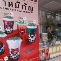 Ein Geschäft bewirbt ein Angebot einer Reihe von Cannabis-Bubble-Tea-Serien in Samut Prakan. Ein Gesetzentwurf ist auf dem Weg zur Verabschiedung