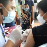 Ein Kind erhält gestern im Einkaufszentrum Central Westgate in Nonthaburi eine Covid-19-Impfung