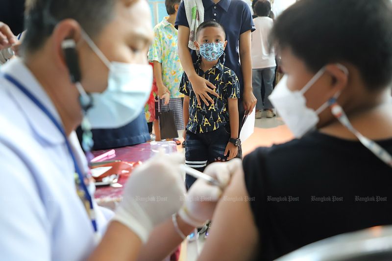 Ein Kind erhält gestern im Einkaufszentrum Central Westgate in Nonthaburi eine Covid-19-Impfung