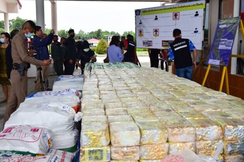 Ein Mitarbeiter der Royal Thai Police filmt beschlagnahmte „Eis“-Drogen während einer Pressekonferenz in Thailands südlicher Provinz Narathiwat