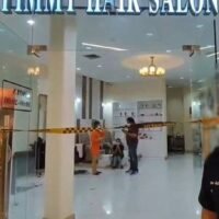 Ein Salonbesitzer ergab sich der Polizei von Pathum Thani, nachdem er angeblich ein Paar wegen eines schlimmen Haarschnitt-Streits erstochen hatte
