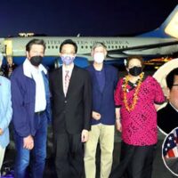Ein Teil der US-Delegation unter der Leitung von Senator Ed Markey aus Massachusetts nach der Landung am Sonntagabend, dem 14. August, um 19 Uhr am Flughafen Songshan in Taipeh.